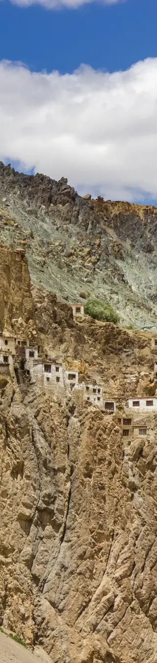 Erfahre das Höhlenkloster Phuktal